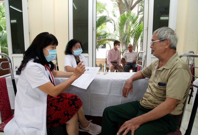 Người ccai tuổi được tư vấn thăm khám.