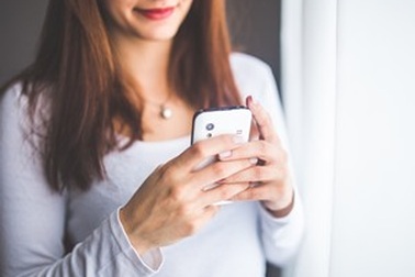 Ngôi làng cấm phụ nữ sử dụng điện thoại di động vì sợ “ăn cơm trước kẻng”