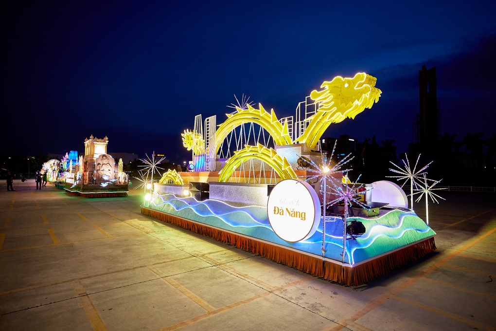 Những vũ công khoe vẻ gợi cảm trong lễ hội Carnival Đà Nẵng - 3 Những vũ công khoe vẻ gợi cảm trong lễ hội Carnival Đà Nẵng - 3