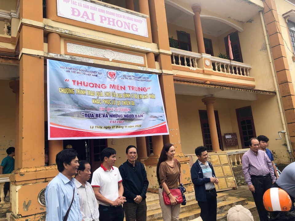 Thúy Hạnh - Minh Khang xúc động khi nhìn thấy cảnh đổ nát ở miền Trung - 6