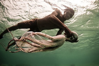 Kì lạ bộ tộc “người cá” tại Indonesia