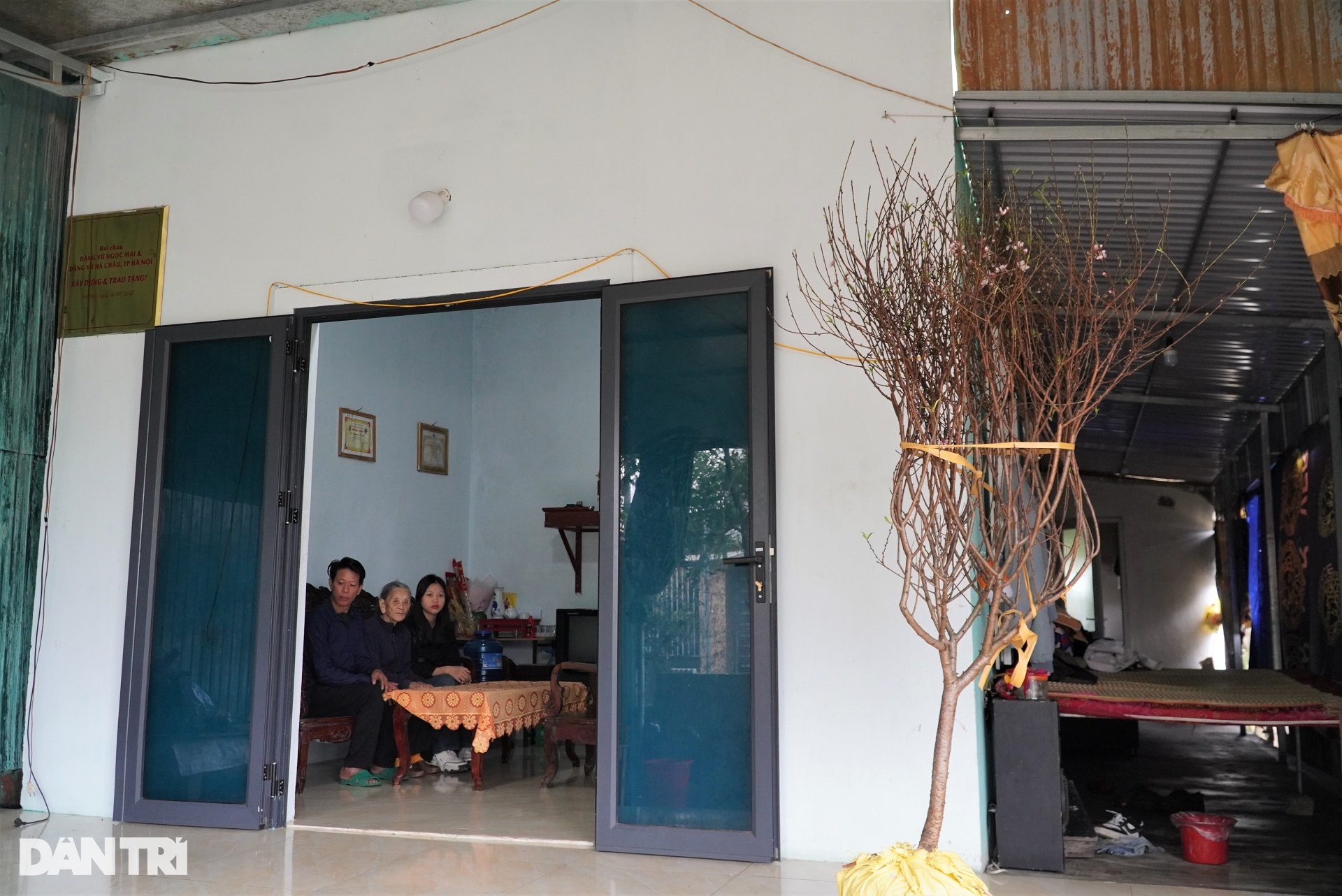Nhờ bạn đọc báo Dân trí, em được vào đại học, có nhà mới đón Tết - 3 Nhờ bạn đọc báo Dân trí, em được vào đại học, có nhà mới đón Tết - 3