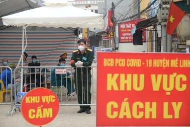 Tiếp tế lương thực qua rào cách ly tại "ổ dịch" Hạ Lôi