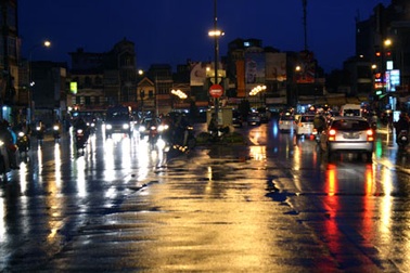 Cơn mưa cuối chiều "giải nhiệt" cho Hà Nội