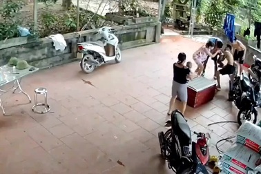 Kinh hoàng khoảnh khắc người đàn ông bị trăn cắn vào mặt