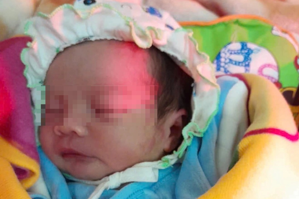 Bé trai vừa chào đời bị bỏ rơi trong chòi trông cá giữa mưa rét - 1 Bé trai vừa chào đời bị bỏ rơi trong chòi trông cá giữa mưa rét - 1