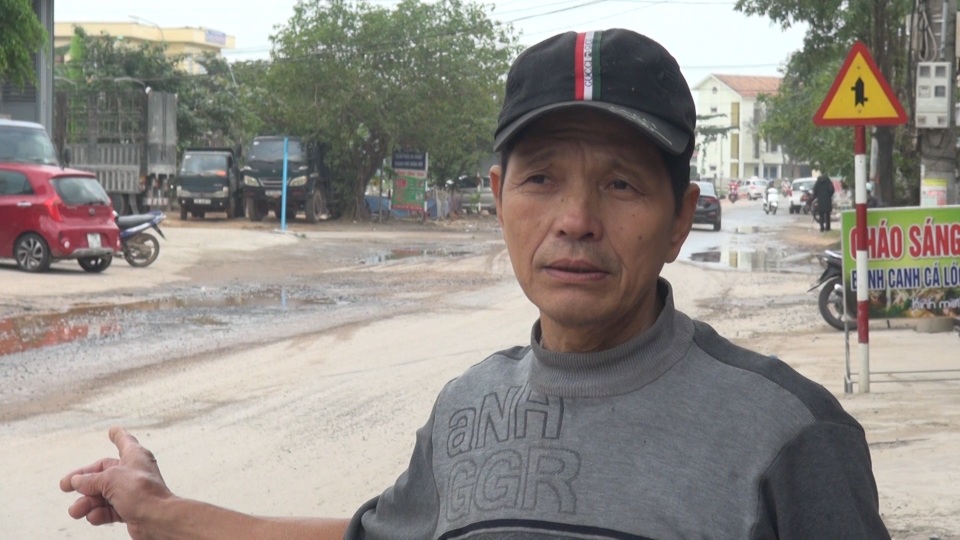 Ngán ngẩm con đường chi chít ổ gà, cứ mưa là ngập sâu giữa thành phố du lịch - 11 Ngán ngẩm con đường chi chít ổ gà, cứ mưa là ngập sâu giữa thành phố du lịch - 11