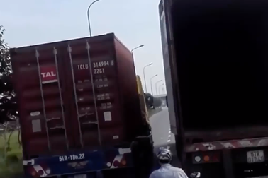 Dàn hàng ngang xe công-ten-nơ chắn đường, hai tài xế muốn gì?