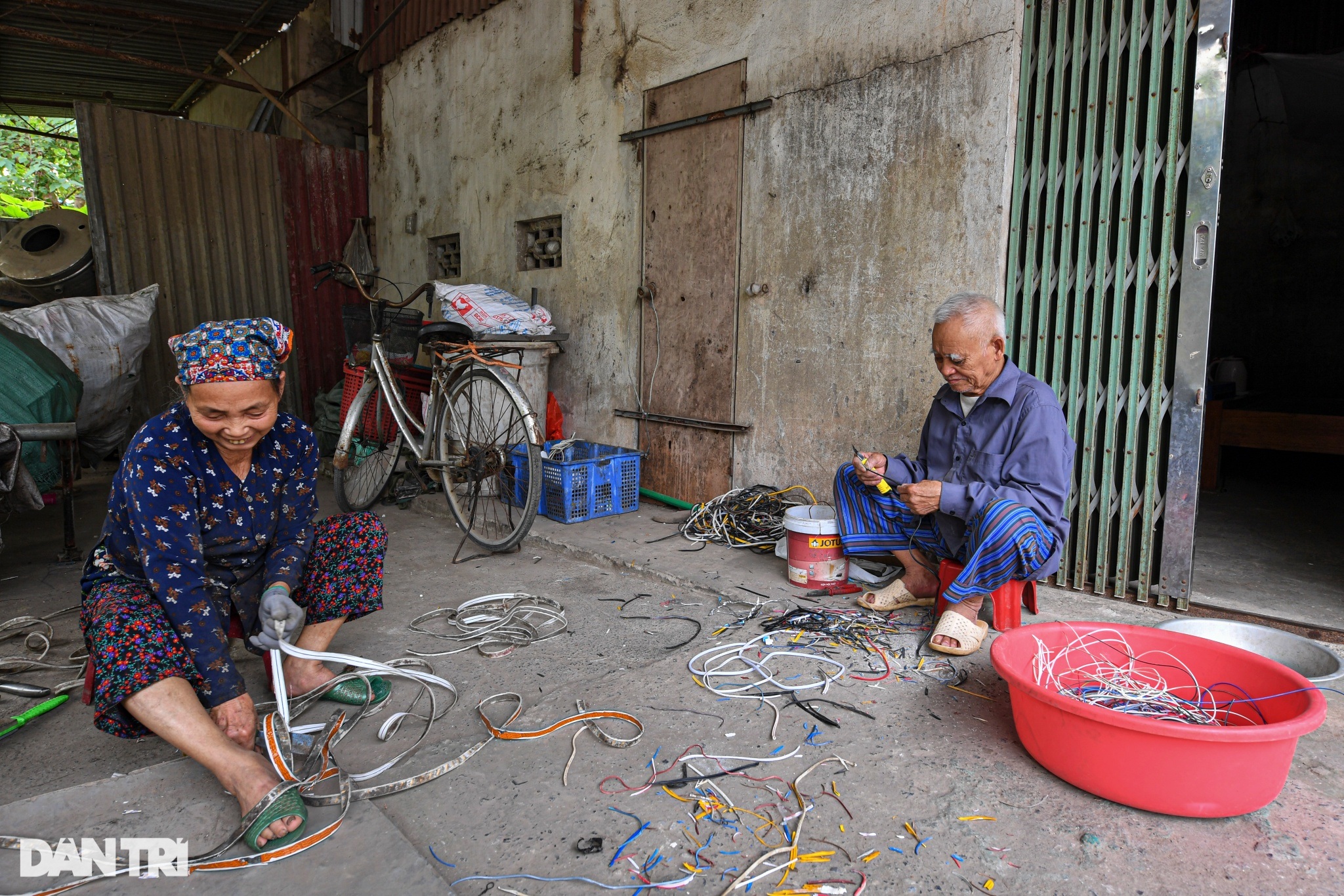 Thủ phủ phế liệu lớn nhất Hà Nội: Khổ người sống, quấy người chết - 1 Thủ phủ phế liệu lớn nhất Hà Nội: Khổ người sống, quấy người chết - 1
