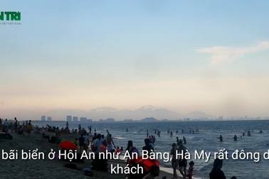Người dân đổ xô ra biển dịp nghỉ lễ