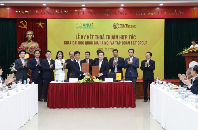 Giám đốc ĐHQGHN Lê Quân và Tổng Giám đốc Tập đoàn T&T Đỗ Quang Hiển đại diện 2 bên ký kết thỏa thuận hợp tác