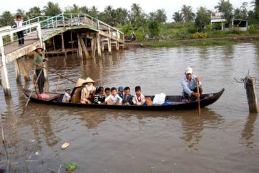 Hàng trăm học sinh nghỉ học vì không có tiền đi đò