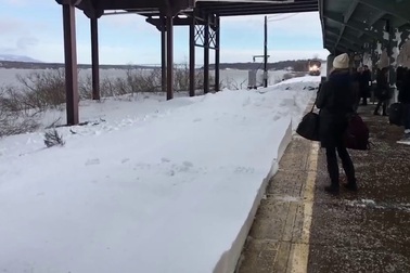 Trận “bão tuyết” được tạo bởi đoàn tàu trên đường ray ngập tuyết