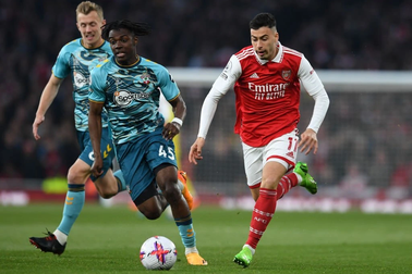 Arsenal may mắn thoát thua trước đội bét bảng Southampton