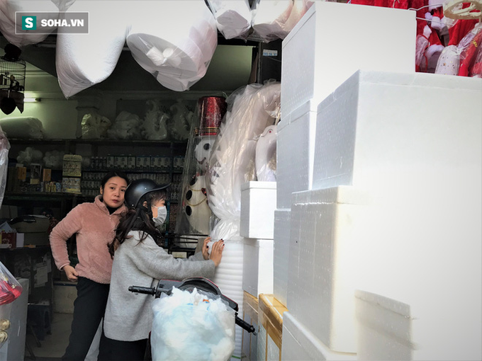 Tất bật “nặn” người tuyết dịp Noel, người dân phố cổ thu chục triệu mỗi ngày - Ảnh 4. Tất bật “nặn” người tuyết dịp Noel, người dân phố cổ thu chục triệu mỗi ngày - Ảnh 4.