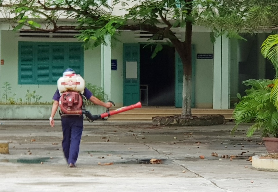 Khánh Hòa bắt đầu sát khuẩn trường học trước ngày thi tốt nghiệp THPT - 5 Khánh Hòa bắt đầu sát khuẩn trường học trước ngày thi tốt nghiệp THPT - 5