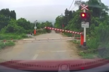 Gác chắn đường sắt tự động mở khi tàu hỏa sắp lao tới