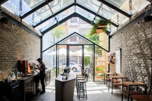 Quán cà phê "xuyên thấu", khách vừa thưởng trà, vừa ngắm trăng ở Đà Nẵng