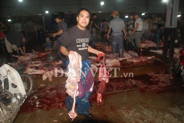 Lò giết mổ gia súc giữa thủ đô: Nhầy nhụa, hôi thối...