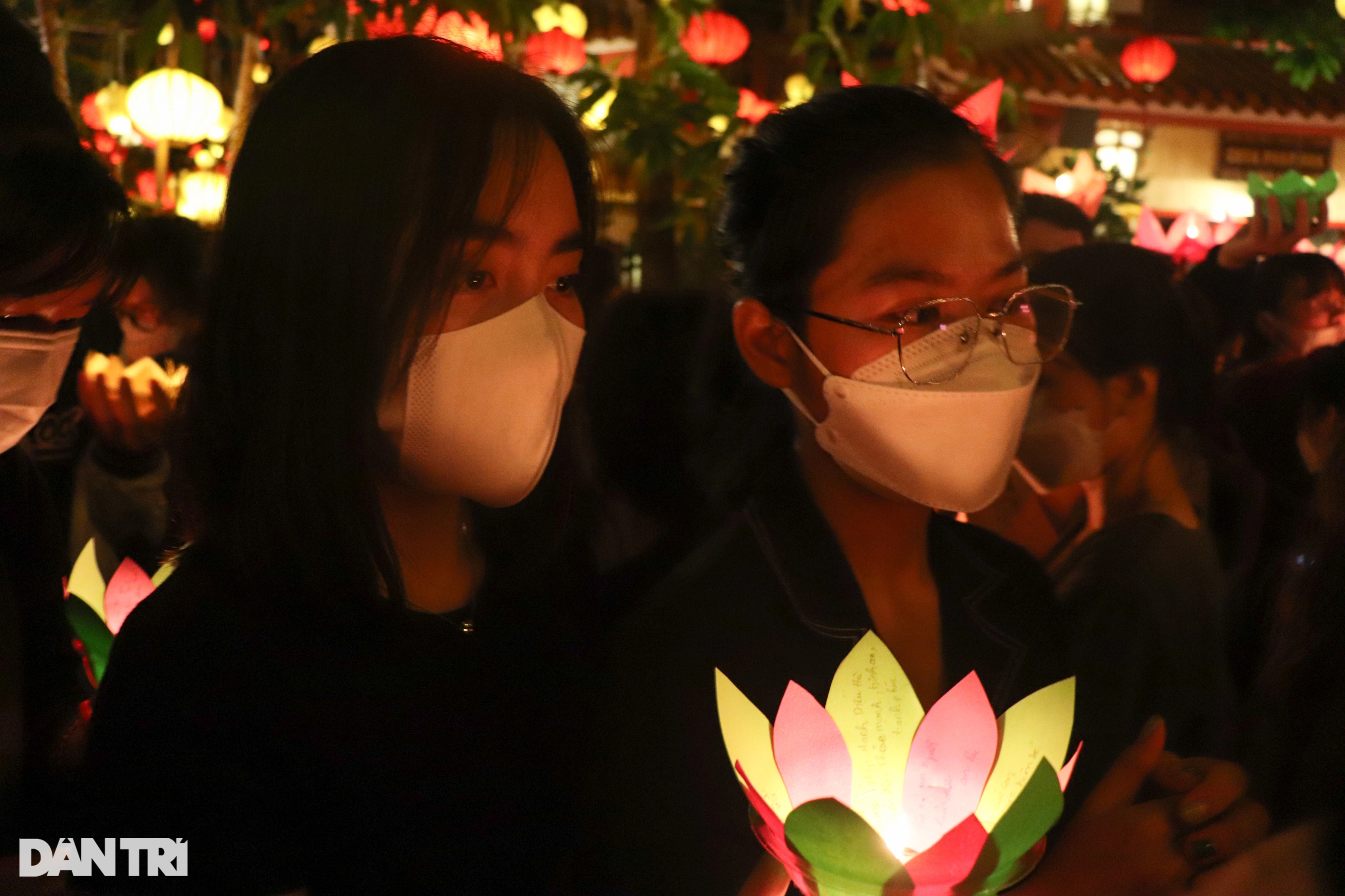 Hàng nghìn người dân TPHCM chen chúc thả hoa đăng mừng lễ Phật đản - 5 Hàng nghìn người dân TPHCM chen chúc thả hoa đăng mừng lễ Phật đản - 5