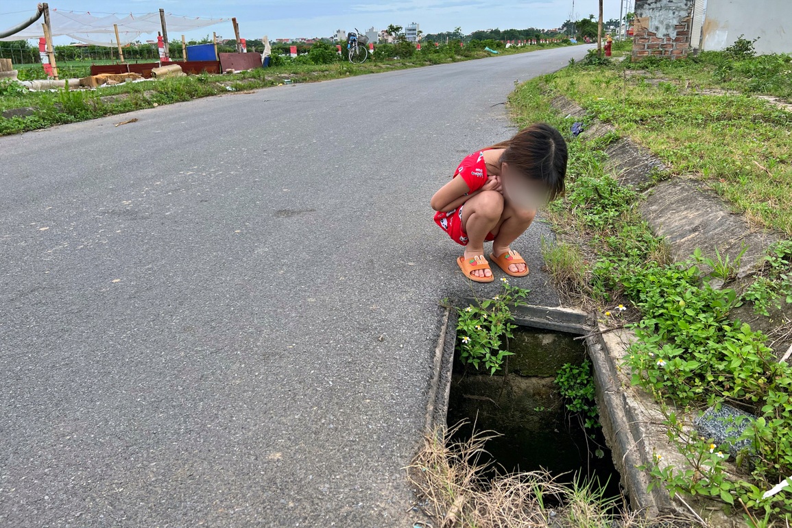 Hàng loạt nắp cống ở Hà Nội mất tích, dân cắm củi cảnh báo nguy hiểm - 8 Hàng loạt nắp cống ở Hà Nội mất tích, dân cắm củi cảnh báo nguy hiểm - 8