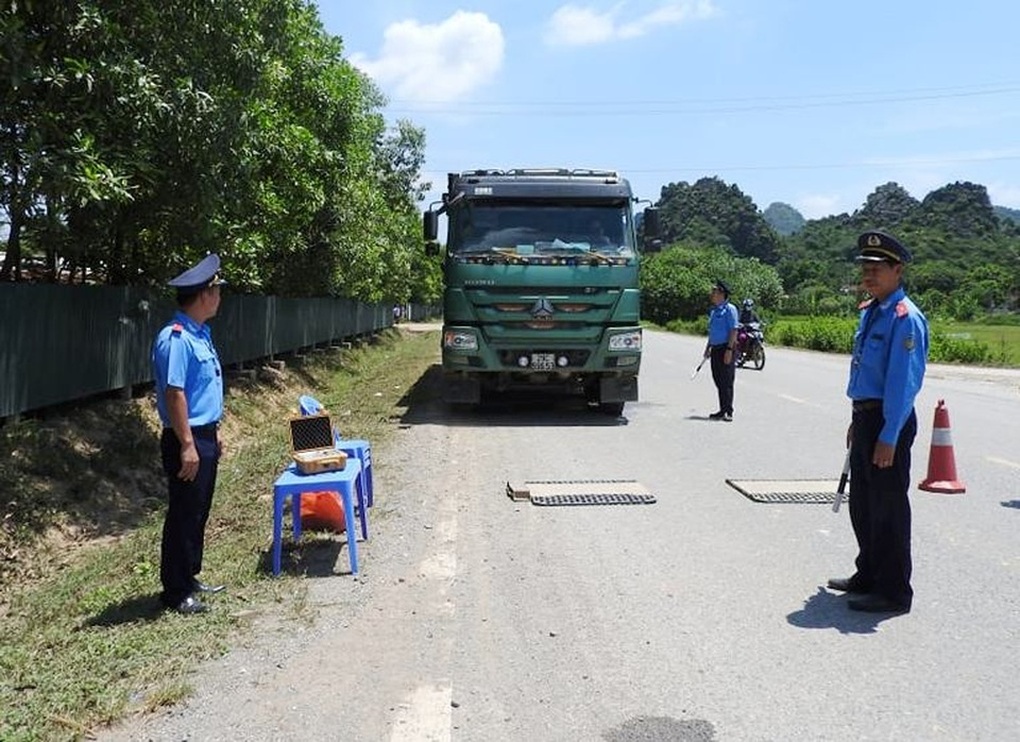 Tranh luận quanh việc bỏ quyền dừng xe giữa đường của Thanh tra giao thông - 1 Tranh luận quanh việc bỏ quyền dừng xe giữa đường của Thanh tra giao thông - 1