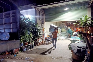 Thu gom gần 800kg khẩu trang bị lỗi để bán lại