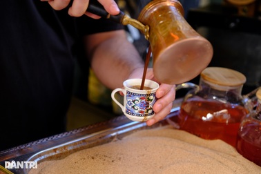 Cà phê vùi cát nóng: Di sản sống giữa lòng Istanbul