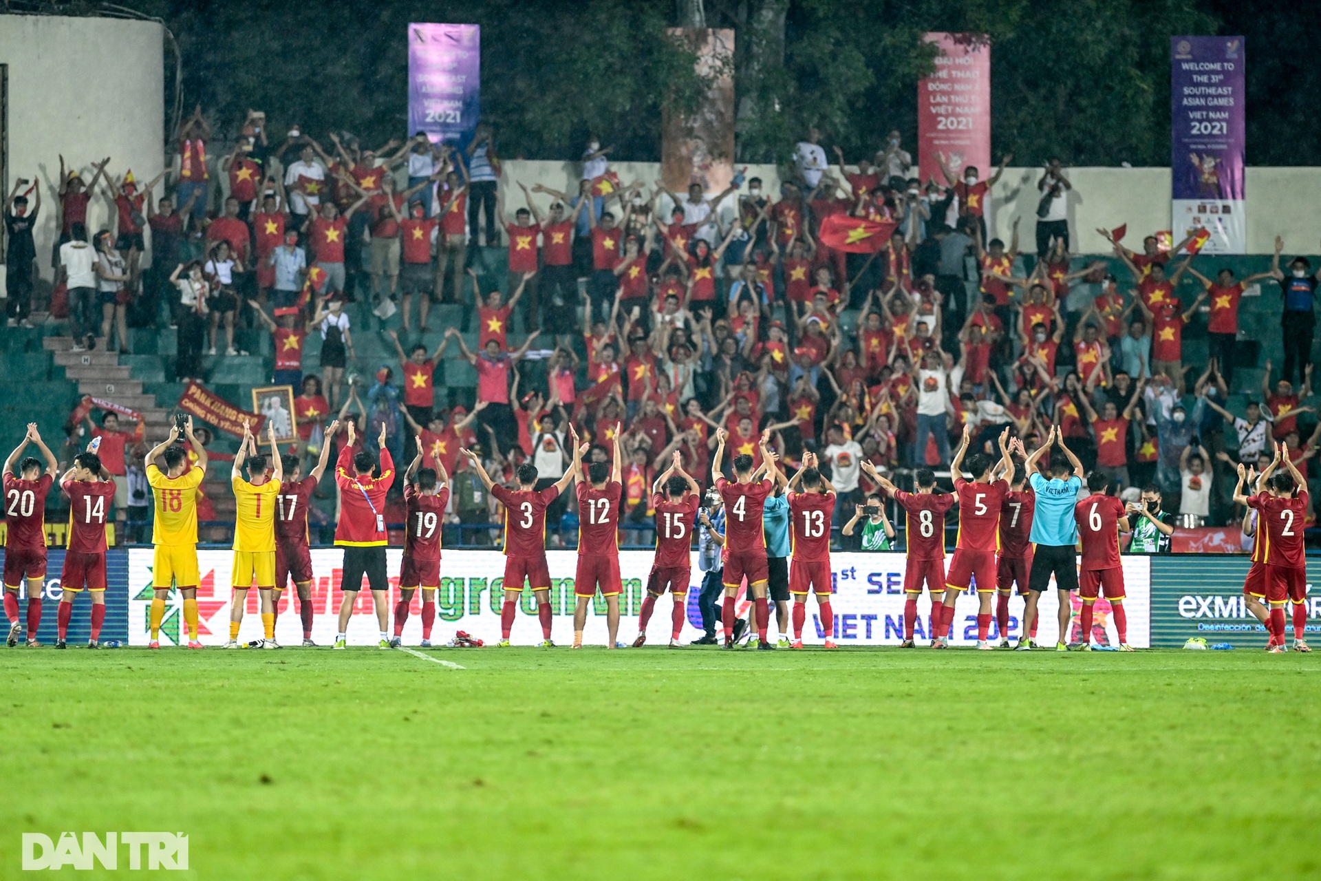 Bất chấp mưa lớn, CĐV phủ kín sân Việt Trì tiếp lửa cho U23 Việt Nam - 18 Bất chấp mưa lớn, CĐV phủ kín sân Việt Trì tiếp lửa cho U23 Việt Nam - 18