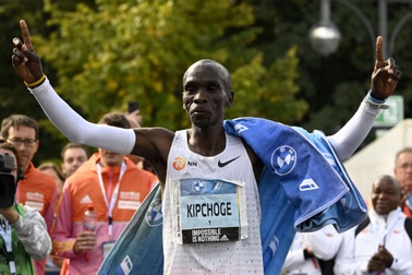 Huyền thoại marathon Eliud Kipchoge tự phá kỷ lục thế giới ở tuổi 37