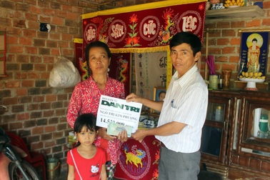 Hơn 14 triệu đồng được trao đến gia đình chị Ngô Thị Kim Phượng