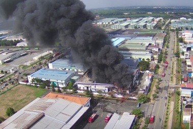Cháy cực lớn tại công ty hóa chất rộng hàng nghìn mét vuông