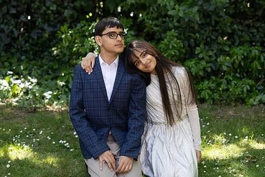 Cặp song sinh thông minh ngang ngửa Einstein: 11 tuổi, IQ tổng cộng 314