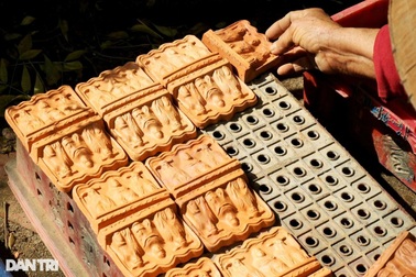 Nghề làm tượng Táo Quân tất bật vào mùa Tết ở làng gốm trăm tuổi