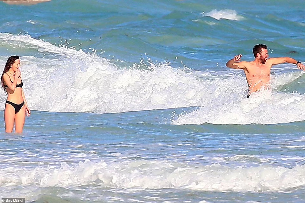 Người đẹp phim 50 sắc thái đi nghỉ lễ cùng bạn trai hơn 12 tuổi - 1 Người đẹp phim 50 sắc thái đi nghỉ lễ cùng bạn trai hơn 12 tuổi - 1