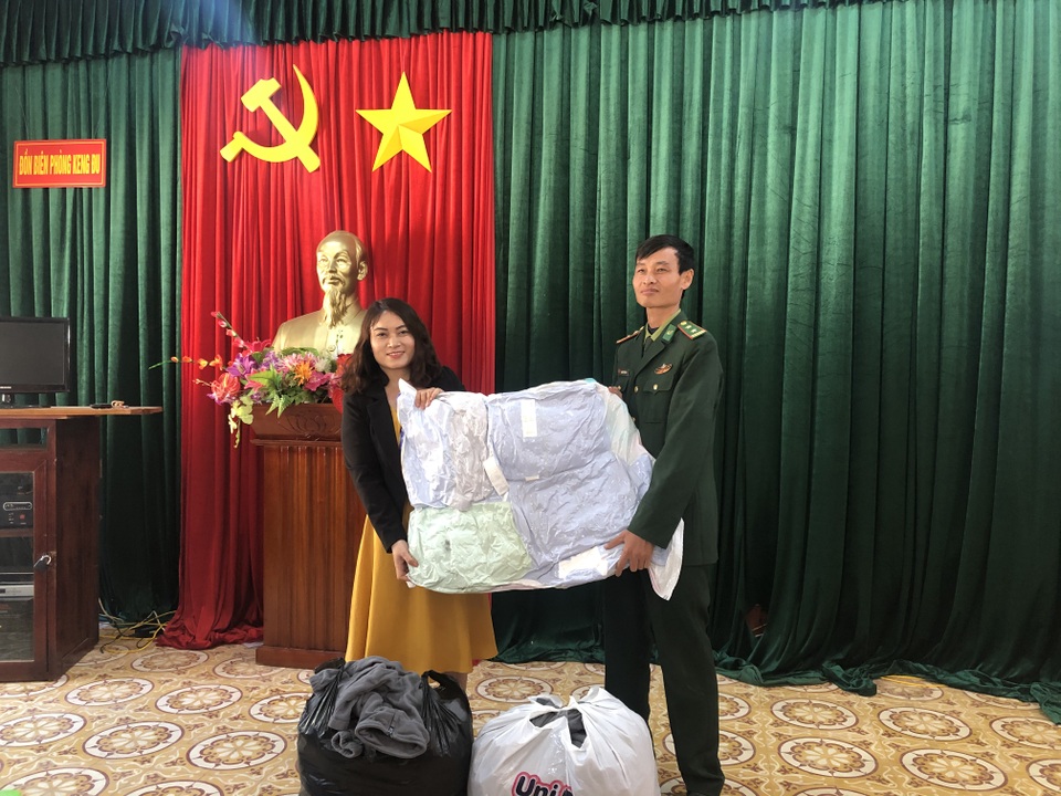 100 em nhỏ vùng biên giới Nghệ An được báo Dân trí tặng áo ấm giữa những ngày đông - 8 100 em nhỏ vùng biên giới Nghệ An được báo Dân trí tặng áo ấm giữa những ngày đông - 8