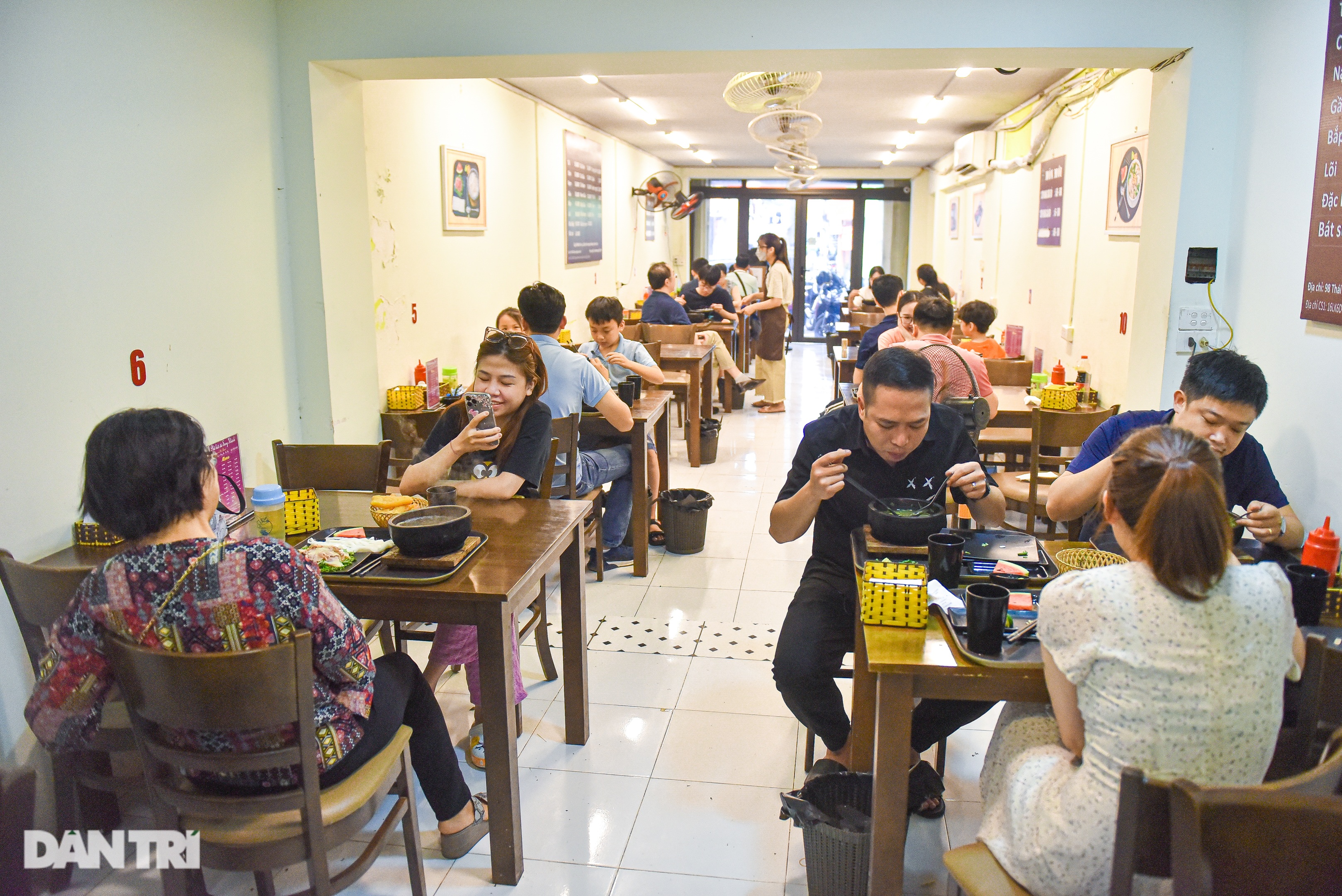 Quán phở Hà Nội đun bát đá 300 độ C, khách tự nấu tự ăn, ngày hết 400 bát - 2 Quán phở Hà Nội đun bát đá 300 độ C, khách tự nấu tự ăn, ngày hết 400 bát - 2