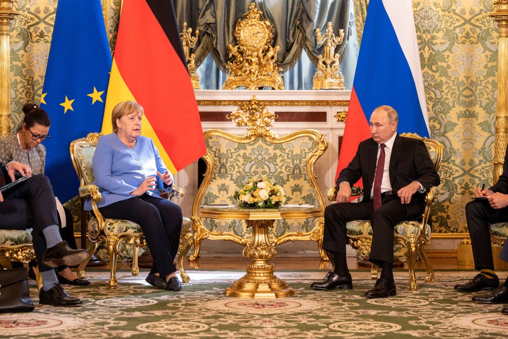 Bà Merkel bối rối vì chuông điện thoại cắt ngang cuộc họp với ông Putin - 1