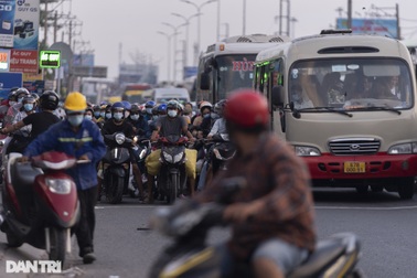 Người dân trở lại Sài Gòn sớm, giao thông cửa ngõ ùn tắc, hỗn loạn