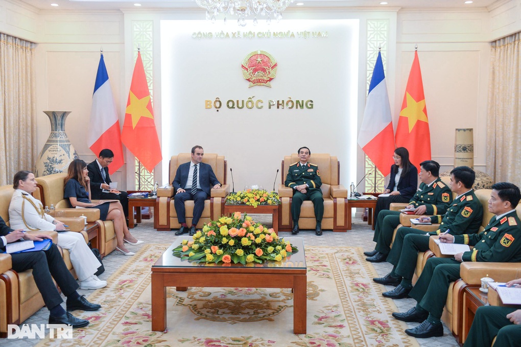 Đại tướng Phan Văn Giang hội kiến Bộ trưởng Bộ Quân đội Pháp - 1 Đại tướng Phan Văn Giang hội kiến Bộ trưởng Bộ Quân đội Pháp - 1
