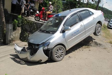 Xe taxi “hạ gục” biển chỉ đường