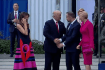 Đệ nhất phu nhân Ba Lan “ngó lơ” cái bắt tay của ông Trump