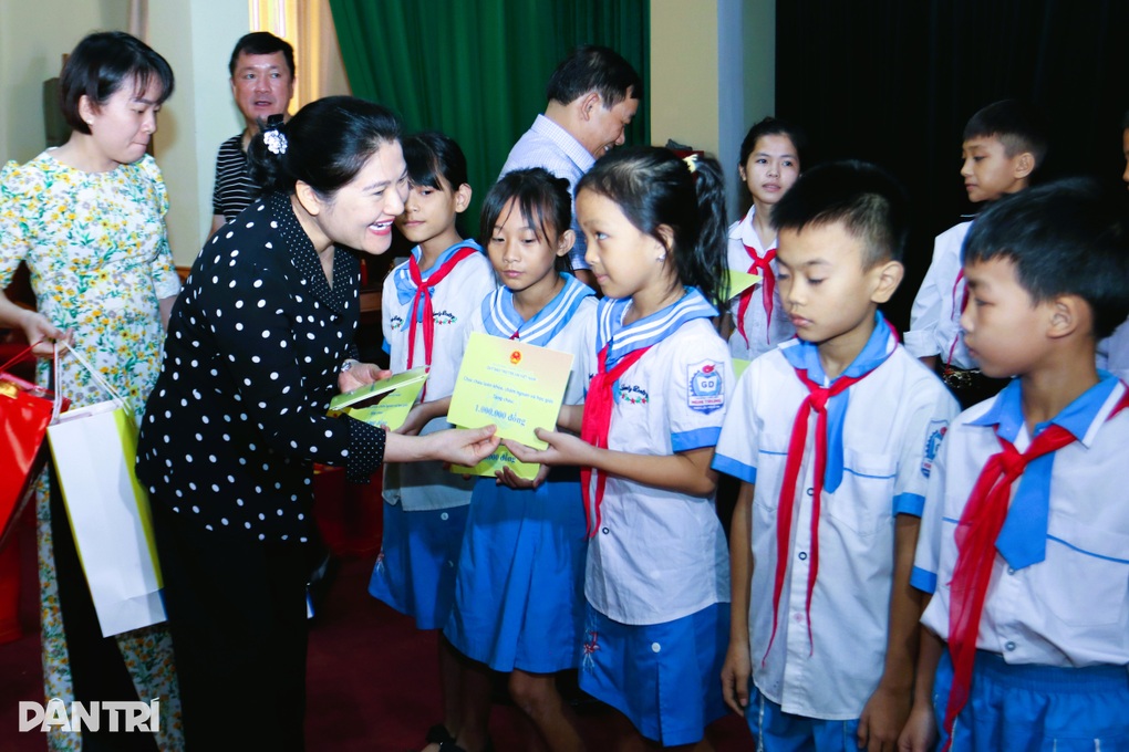 Trẻ em nghèo, hoàn cảnh khó khăn nhận học bổng, xe đạp đến trường - 4 Trẻ em nghèo, hoàn cảnh khó khăn nhận học bổng, xe đạp đến trường - 4