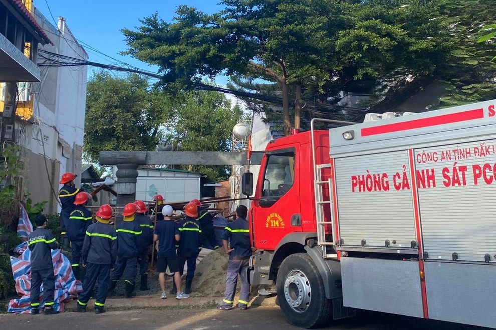 Nhà sàn gỗ đang dựng bất ngờ đổ sập, 3 người bị thương - 2 Nhà sàn gỗ đang dựng bất ngờ đổ sập, 3 người bị thương - 2