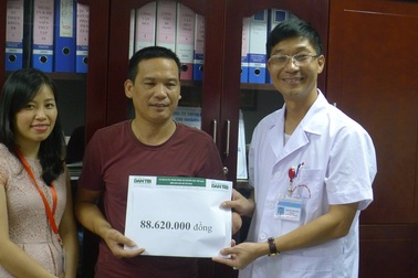 Hơn 88 triệu đồng đến với người bố cụt tay chăm con ung thư máu