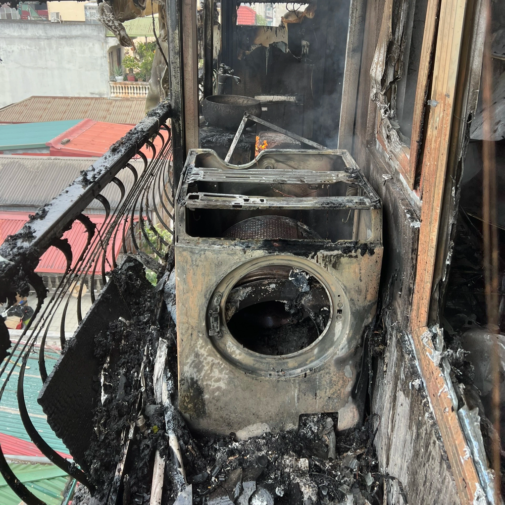 Nhà 4 tầng trên phố ở Hà Nội bốc cháy ngùn ngụt ngày 29 Tết - 2