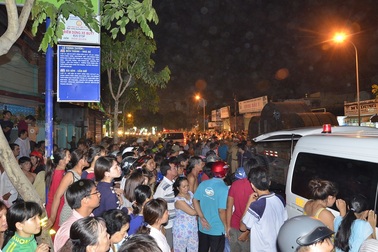 Hàng trăm người vây kín xem công an xử lý vụ tai nạn giao thông