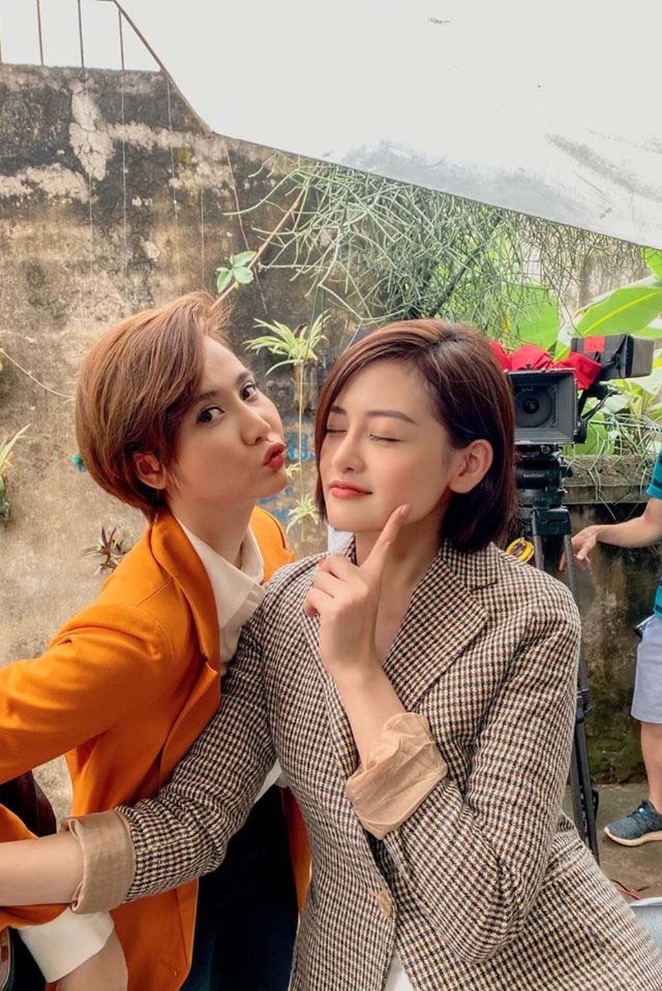 Ảnh hậu trường Thuỳ Anh và Huyền Lizzie trong Tình yêu và tham vọng - 1 Ảnh hậu trường Thuỳ Anh và Huyền Lizzie trong Tình yêu và tham vọng - 1