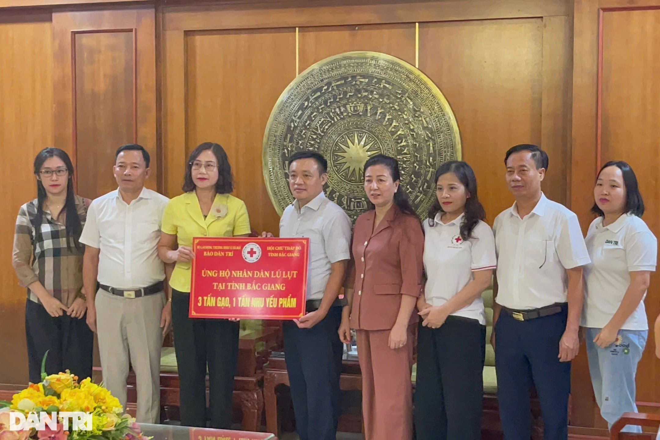 Tại huyện Sơn Động (Bắc Giang), báo Dân trí đã bàn giao 3 tấn gạo cùng 1 tấn nhu yếu phẩm (Ảnh: Thu Hà).