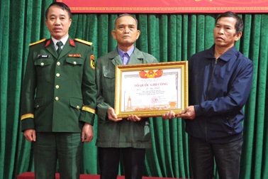 Trao bằng Tổ quốc ghi công đến thân nhân liệt sỹ Lê Văn Định